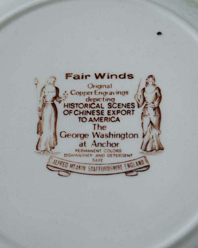 アンティーク 陶磁器の雑貨　アンティーク雑貨　船が描かれた美しいアンティーク食器、イギリスで見つけたディッシュプレート。裏側には品質の証製造メーカー保証の意味がこもった窯印、ポーセリンマークがあります。(k-2555-z)