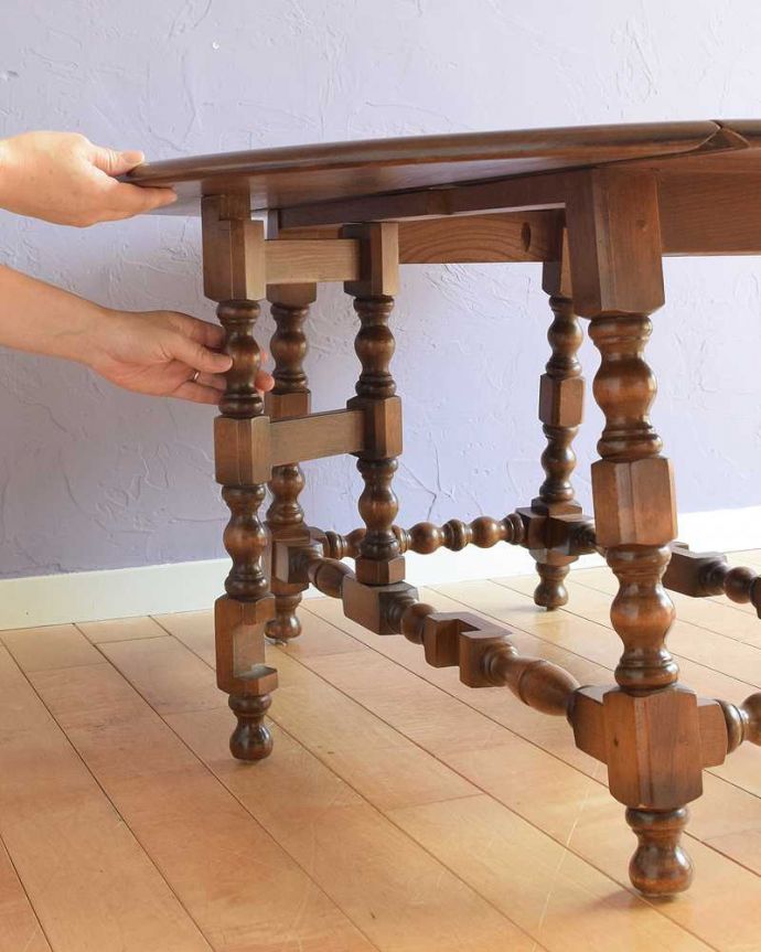 アーコールの家具　アンティーク家具　アーコールのアンティーク家具、伸張式のコーヒーテーブル（ゲートレッグテーブル） 。脚を引き出すだけであっという間ゲートのような形をした脚のテーブル。(k-2557-f)