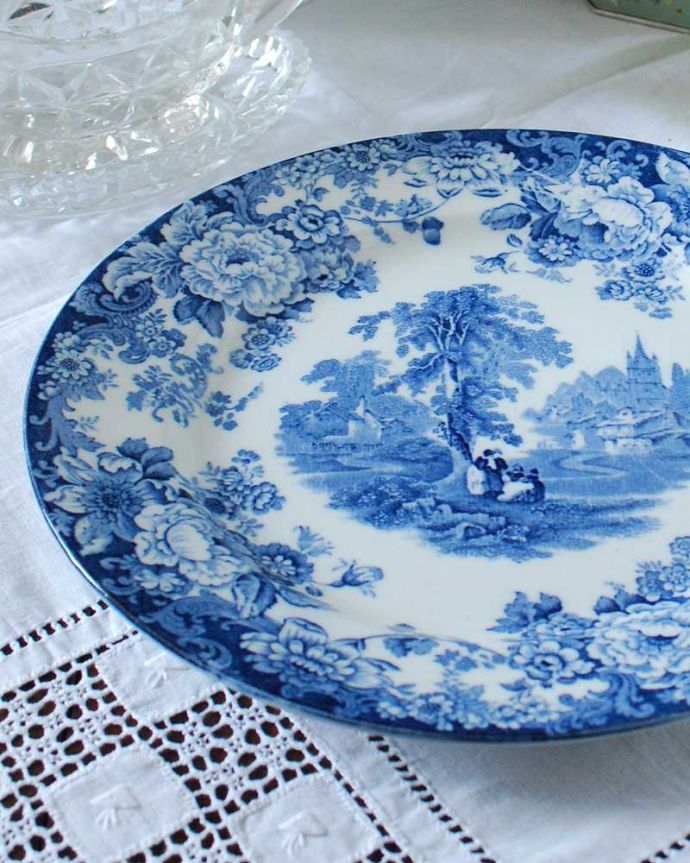 アンティーク 陶磁器の雑貨　アンティーク雑貨　たっぷりとお花がデザインされた華やかなアンティークプレート（ブルー）。テーブルがパッと華やかに優しい色使いが素敵なプレートです。(k-2557-z)