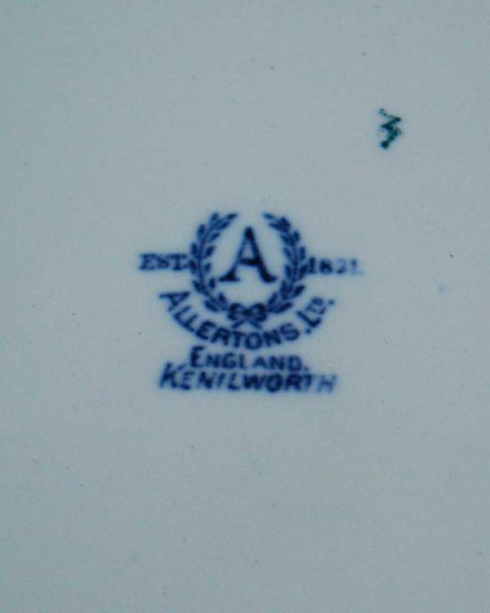 アンティーク 陶磁器の雑貨　アンティーク雑貨　たっぷりとお花がデザインされた華やかなアンティークプレート（ブルー）。裏側には品質の証製造メーカー保証の意味がこもった窯印、ポーセリンマークがあります。(k-2557-z)