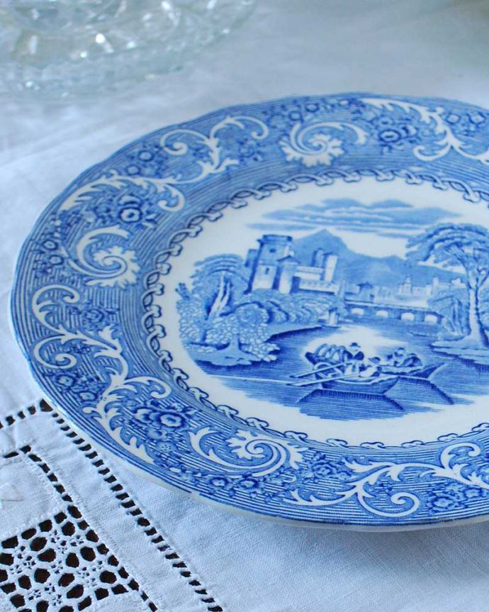アンティーク 陶磁器の雑貨　アンティーク雑貨　風景画が美しいイギリス輸入のアンティークプレート（大）。テーブルがパッと華やかに優しい色使いが素敵なプレートです。(k-2558-z)