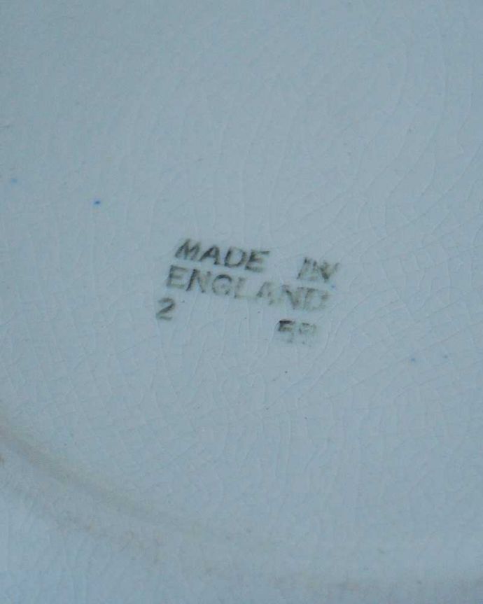 アンティーク 陶磁器の雑貨　アンティーク雑貨　風景画が美しいイギリス輸入のアンティークプレート（大）。裏側には品質の証製造メーカー保証の意味がこもった窯印、ポーセリンマークがあります。(k-2558-z)