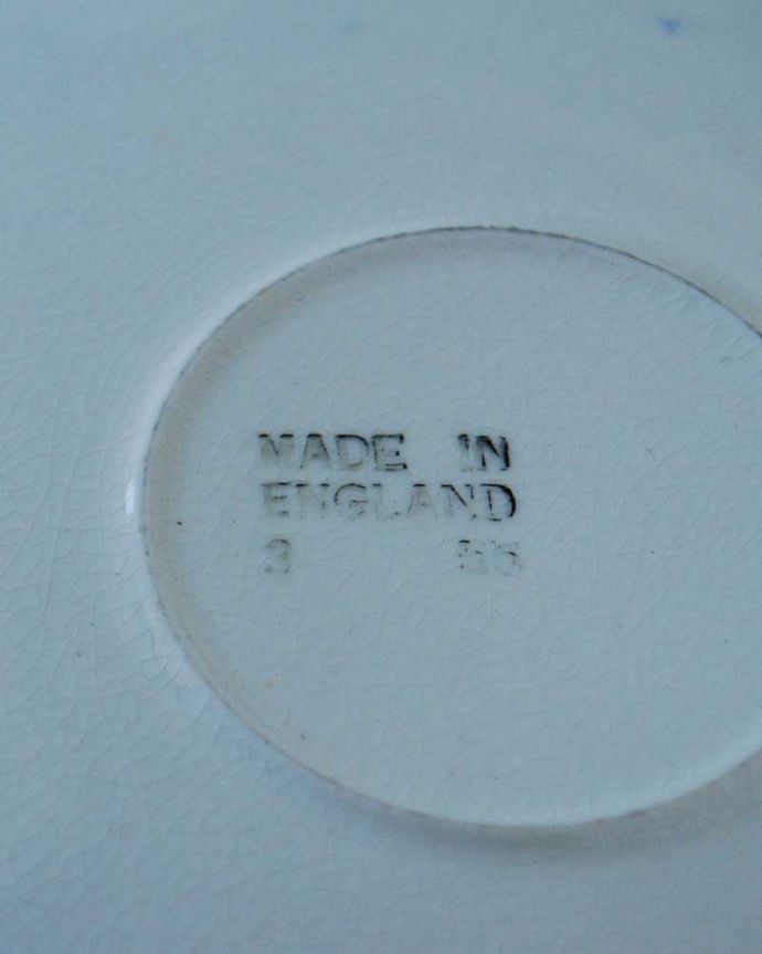 アンティーク 陶磁器の雑貨　アンティーク雑貨　風景画が美しいイギリス輸入のアンティークプレート（小）。裏側には品質の証製造メーカー保証の意味がこもった窯印、ポーセリンマークがあります。(k-2559-z)