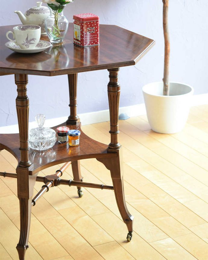 アンティークのテーブル　アンティーク家具　象嵌が入った贅沢なアンティーク家具、八角形の天板のオケージョナルテーブル。上品で優雅なアンティーク凛とした雰囲気が漂うアンティークらしい立ち姿のテーブル。(k-2559k-f)