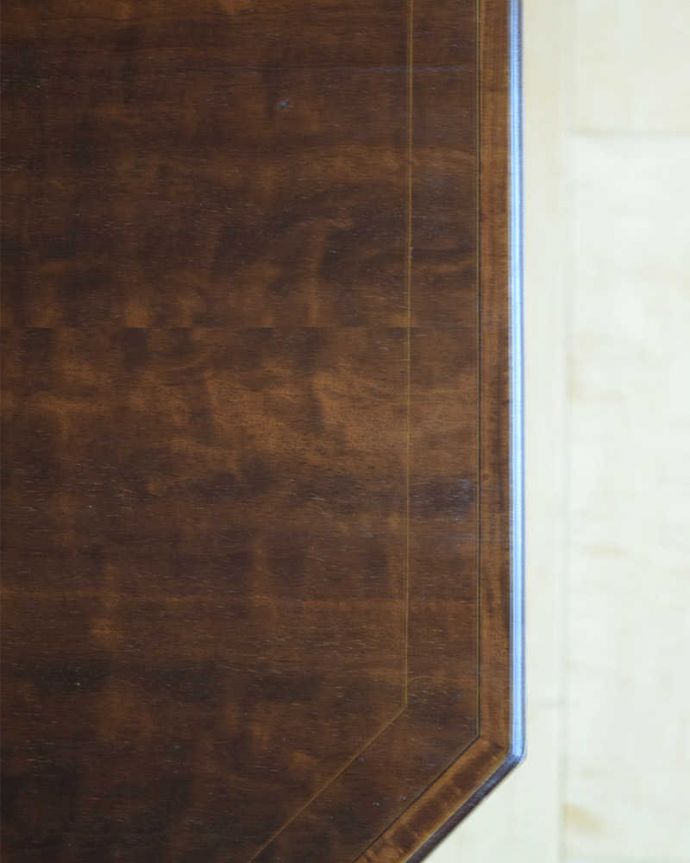 アンティークのテーブル　アンティーク家具　象嵌が入った贅沢なアンティーク家具、八角形の天板のオケージョナルテーブル。天板を近づいてみると…アンティークだから手に入れることが出来る天板に使われている銘木の美しさにうっとりです。(k-2559k-f)