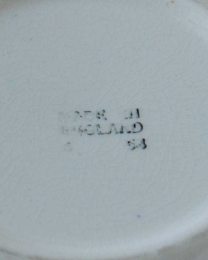 アンティーク 陶磁器の雑貨　アンティーク雑貨　英国伝統のデザインウィローパターンボール、アンティーク陶磁器。裏側には品質の証製造メーカー保証の意味がこもった窯印、ポーセリンマークがあります。(k-2560-z)