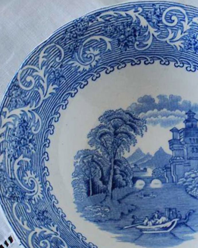 アンティーク 陶磁器の雑貨　アンティーク雑貨　英国伝統のデザインウィローパターンボール、アンティーク陶磁器。青と白で描かれた恋物語19世紀初期のイギリスで大人気のウィローパターン。(k-2560-z)