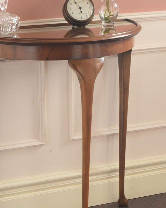 アンティークのテーブル　アンティーク家具　英国の美しいアンティーク家具、3本脚の半月型コンソールテーブル 。美しいデザインが印象的実用性を求めない見せ場を作ってくれるコンソールは、何より見た目が重要。(k-2561k-f)