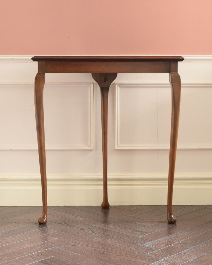 アンティークのテーブル　アンティーク家具　英国の美しいアンティーク家具、3本脚の半月型コンソールテーブル 。後ろ姿にも自信があります。(k-2561k-f)