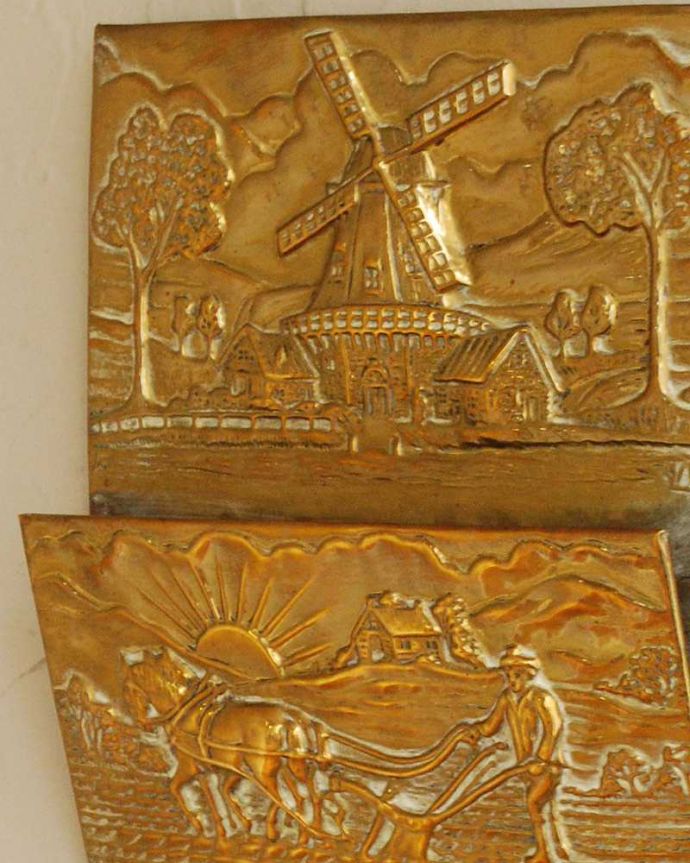 アンティーク 真鍮の雑貨　アンティーク雑貨　英国輸入のアンティーク真鍮製雑貨、装飾が美しい壁掛けレターラック。本物の真鍮製なので、使っていくごとに味わい深い色合いに変化していきます。(k-2563-z)
