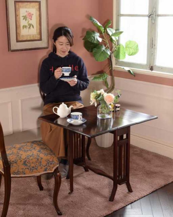 アンティークのテーブル　アンティーク家具　英国の優雅なアンティーク家具、伸張式のサザーランドテーブル。使い方に合わせて3通りで使えるアンティークの定番アンティーク家具の定番テーブルと言えばゲートレッグテーブル。(k-2565-f)