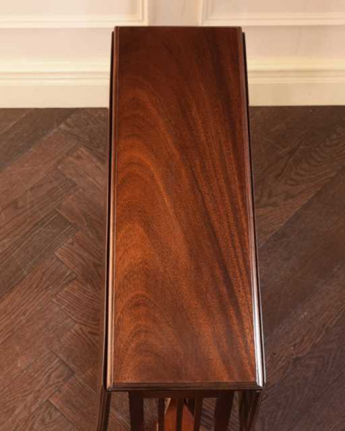 アンティークのテーブル　アンティーク家具　英国の優雅なアンティーク家具、伸張式のサザーランドテーブル。畳むとこんなにスリムなサイズリーフを閉じた状態のテーブルを上から見るとこんな感じ。(k-2565-f)