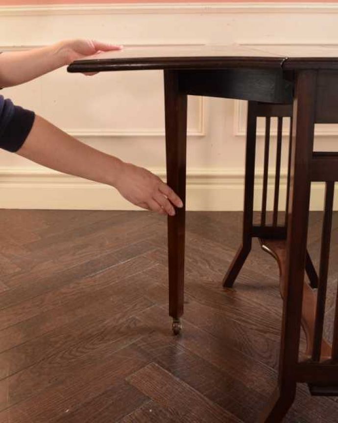 アンティークのテーブル　アンティーク家具　英国の優雅なアンティーク家具、伸張式のサザーランドテーブル。脚を引き出すだけであっという間ゲートのような形をした脚のテーブル。(k-2565-f)