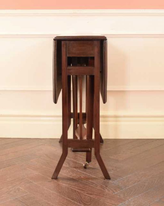 アンティークのテーブル　アンティーク家具　英国の優雅なアンティーク家具、伸張式のサザーランドテーブル。意外にコンパクト昔、使わないとき壁にピタッと付けて収納出来るように作られたテーブル。(k-2565-f)