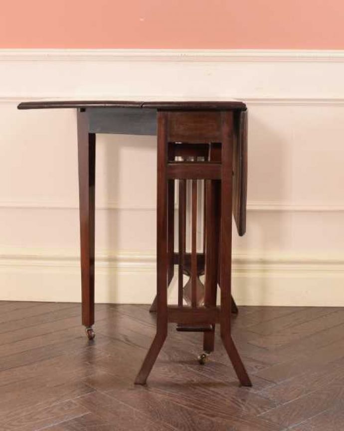 アンティークのテーブル　アンティーク家具　英国の優雅なアンティーク家具、伸張式のサザーランドテーブル。片方開くと････片方のリーフを開くとこんな感じ。(k-2565-f)