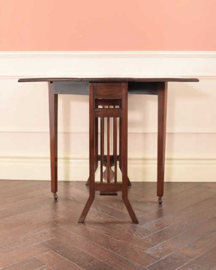 アンティークのテーブル　アンティーク家具　英国の優雅なアンティーク家具、伸張式のサザーランドテーブル。両方開けば大きなサイズゲートレッグテーブルはゲートが開くように作られた脚のデザインも印象的。(k-2565-f)