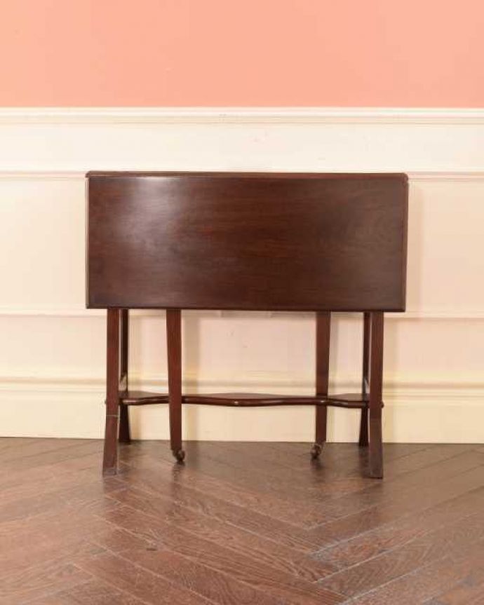 アンティークのテーブル　アンティーク家具　英国の優雅なアンティーク家具、伸張式のサザーランドテーブル。クルッと回転。(k-2565-f)