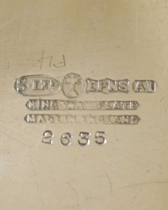 アンティーク シルバー製　アンティーク雑貨　英国の銀アイテム、上品な輝きを放つアンティークシルバーのプレート（トレイ）。裏側には品質の証刻印が彫ってあります。(k-2566-z)