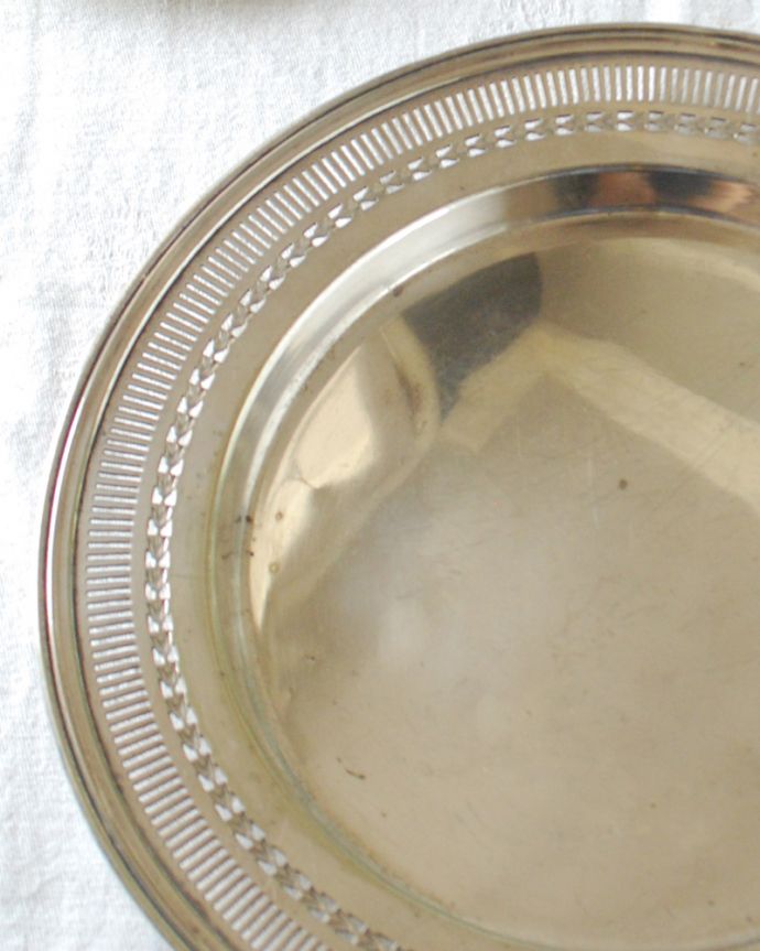 アンティーク シルバー製　アンティーク雑貨　英国の銀アイテム、上品な輝きを放つアンティークシルバーのプレート（トレイ）。テーブルがパッと華やかに貴重だったシルバーで作られたテーブルウェア。(k-2566-z)