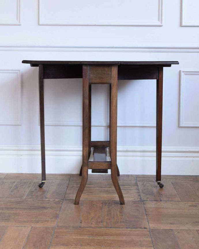 アンティークのテーブル　アンティーク家具　優雅なアンティーク英国サザーランドテーブル、伸張式のゲートレッグテーブル。両方開けば大きなサイズゲートレッグテーブルはゲートが開くように作られた脚のデザインも印象的。(k-2569-f)