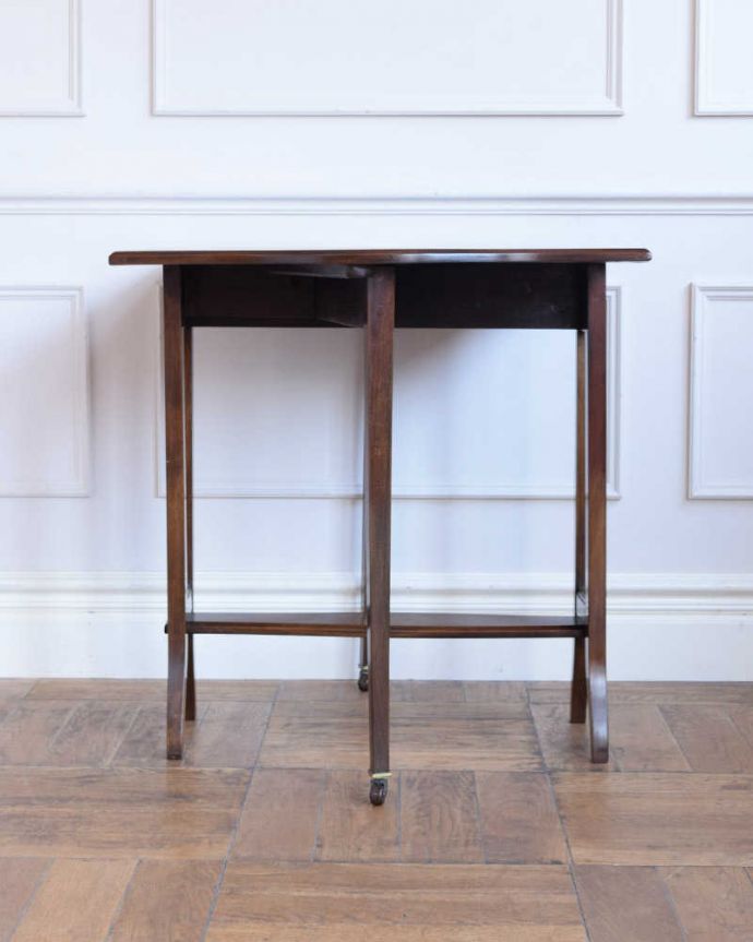 アンティークのテーブル　アンティーク家具　優雅なアンティーク英国サザーランドテーブル、伸張式のゲートレッグテーブル。クルッと回転。(k-2569-f)