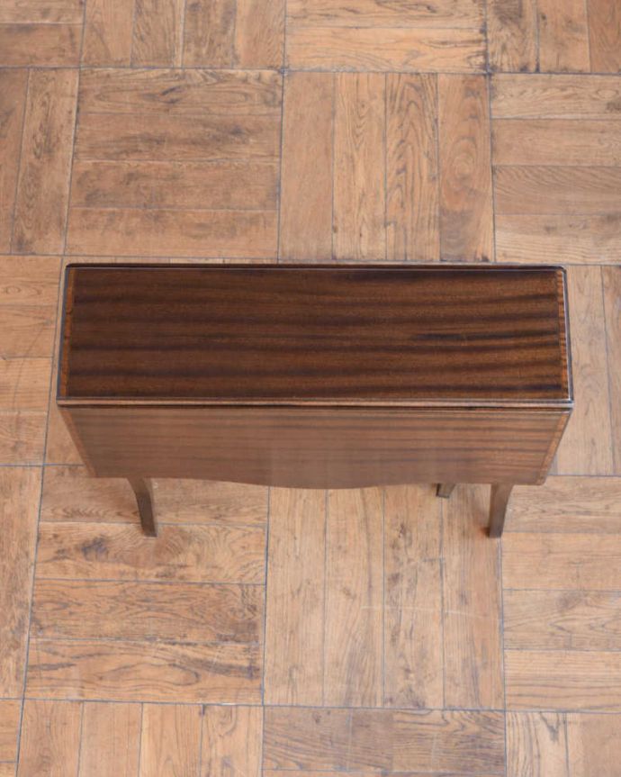アンティークのテーブル　アンティーク家具　優雅なアンティーク英国サザーランドテーブル、伸張式のゲートレッグテーブル。畳むとこんなにスリムなサイズリーフを閉じた状態のテーブルを上から見るとこんな感じ。(k-2569-f)