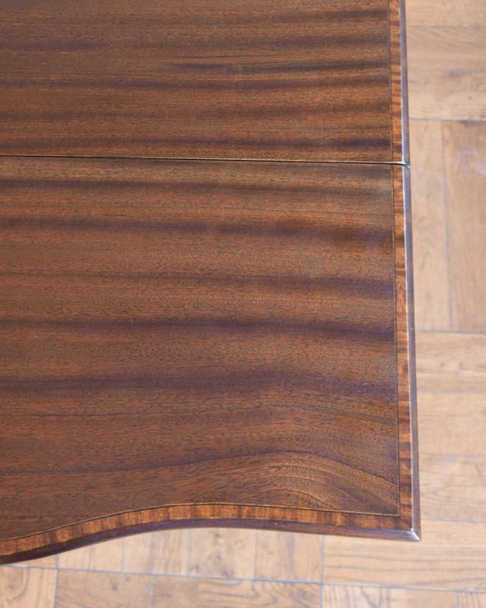 アンティークのテーブル　アンティーク家具　優雅なアンティーク英国サザーランドテーブル、伸張式のゲートレッグテーブル。近づいて見てみると･･･時間と手間暇を掛けて職人が丁寧にお直しした天板は、木目も美しいんです。(k-2569-f)