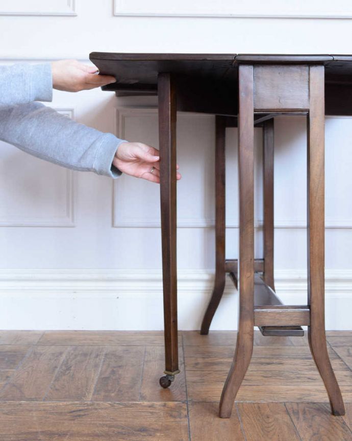 アンティークのテーブル　アンティーク家具　優雅なアンティーク英国サザーランドテーブル、伸張式のゲートレッグテーブル。脚を引き出すだけであっという間ゲートのような形をした脚のテーブル。(k-2569-f)