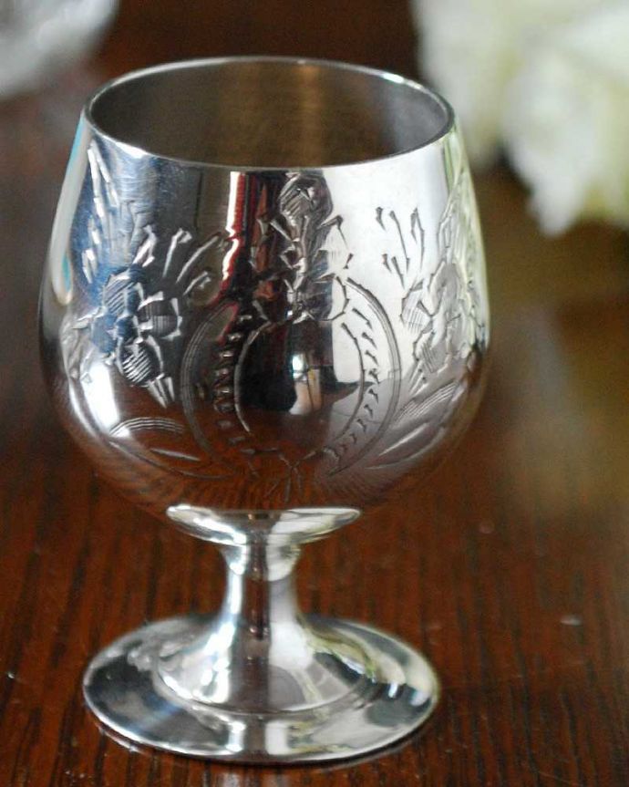 アンティーク シルバー製　アンティーク雑貨　英国の銀食器、アンティークシルバーのオシャレなグラス。食卓を華やかにしてくれる小さなグラス食前酒用のシルバープレートの小さな銀食器です。(k-2569-z)