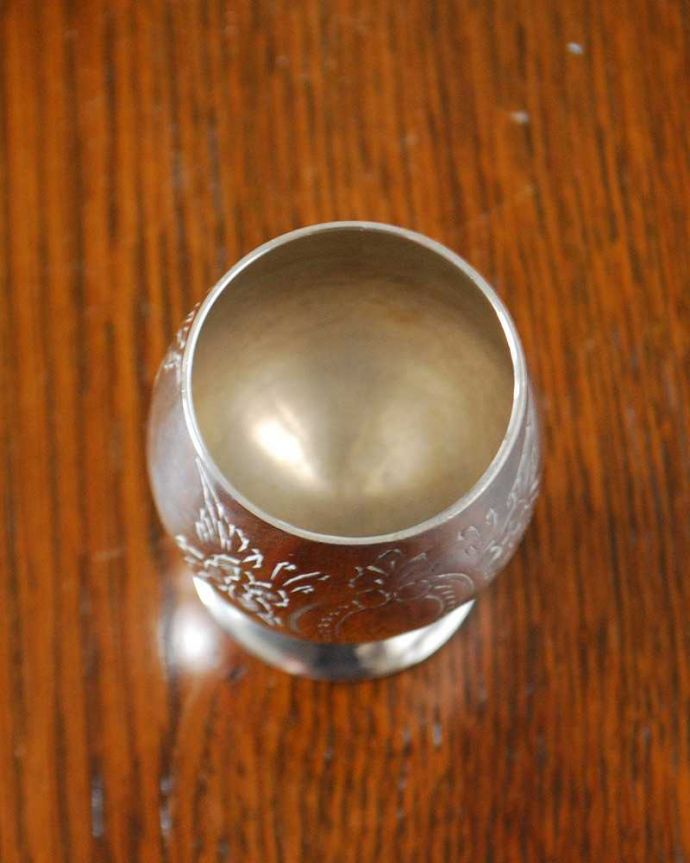 アンティーク シルバー製　アンティーク雑貨　英国の銀食器、アンティークシルバーのオシャレなグラス。上から見るとこんな感じです。(k-2569-z)
