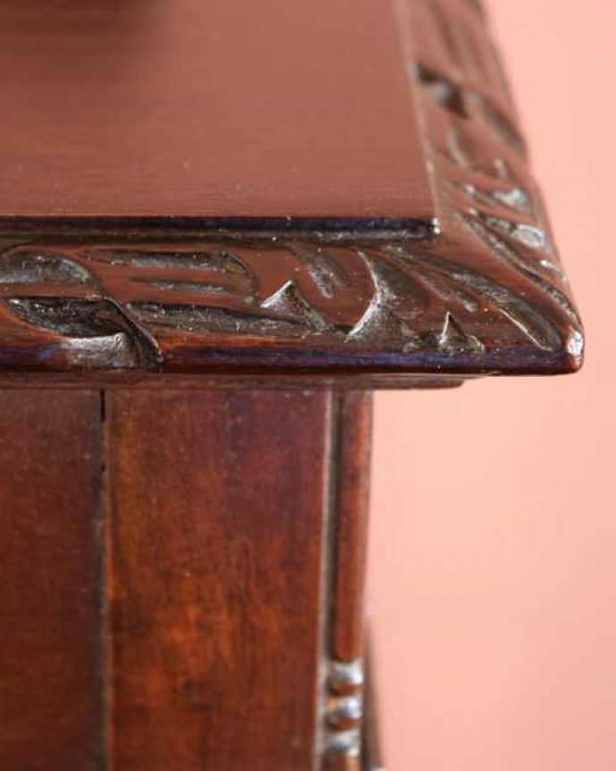 アンティークのキャビネット　アンティーク家具　マホガニー材のアンティーク英国家具、装飾が美しいガラスキャビネット。いろんな場所にこだわり彫のデザインもいろいろです。(k-2573-f)