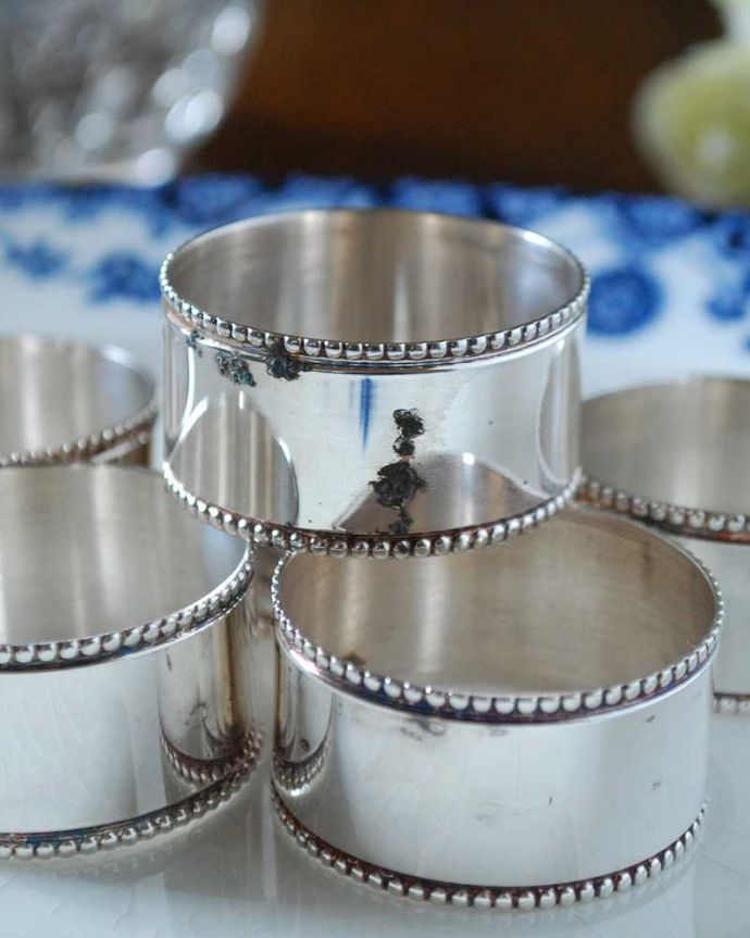 アンティーク 真鍮の雑貨　アンティーク雑貨　英国アンティークの銀食器、シルバーのナプキンリングセット。テーブルがパッと華やかに繊細で美しい装飾がたっぷり入っています。(k-2575-z)