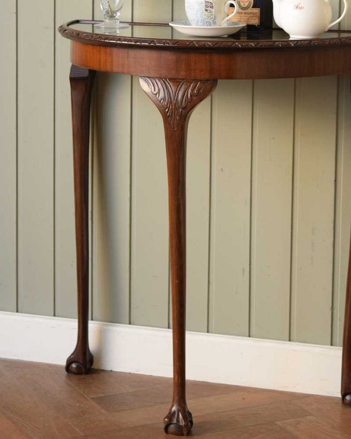 アンティークのテーブル　アンティーク家具　英国の美しいアンティーク家具、3本脚の半月型コンソールテーブル 。美しいデザインが印象的実用性を求めない見せ場を作ってくれるコンソールは、何より見た目が重要。(k-2576-f)