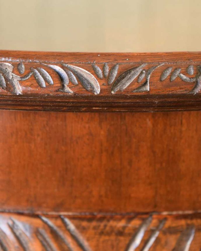 アンティークのテーブル　アンティーク家具　英国の美しいアンティーク家具、3本脚の半月型コンソールテーブル 。うっとりする美しさアンティークだから手に入る美しい彫。(k-2576-f)