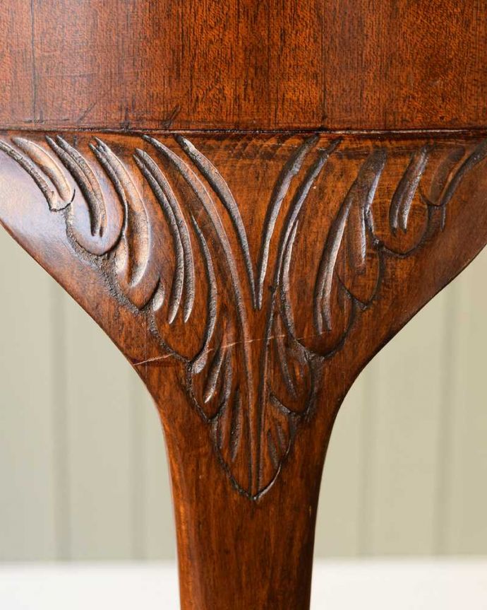 アンティークのテーブル　アンティーク家具　英国の美しいアンティーク家具、3本脚の半月型コンソールテーブル 。いろんな場所にこだわり彫のデザインもいろいろです。(k-2576-f)