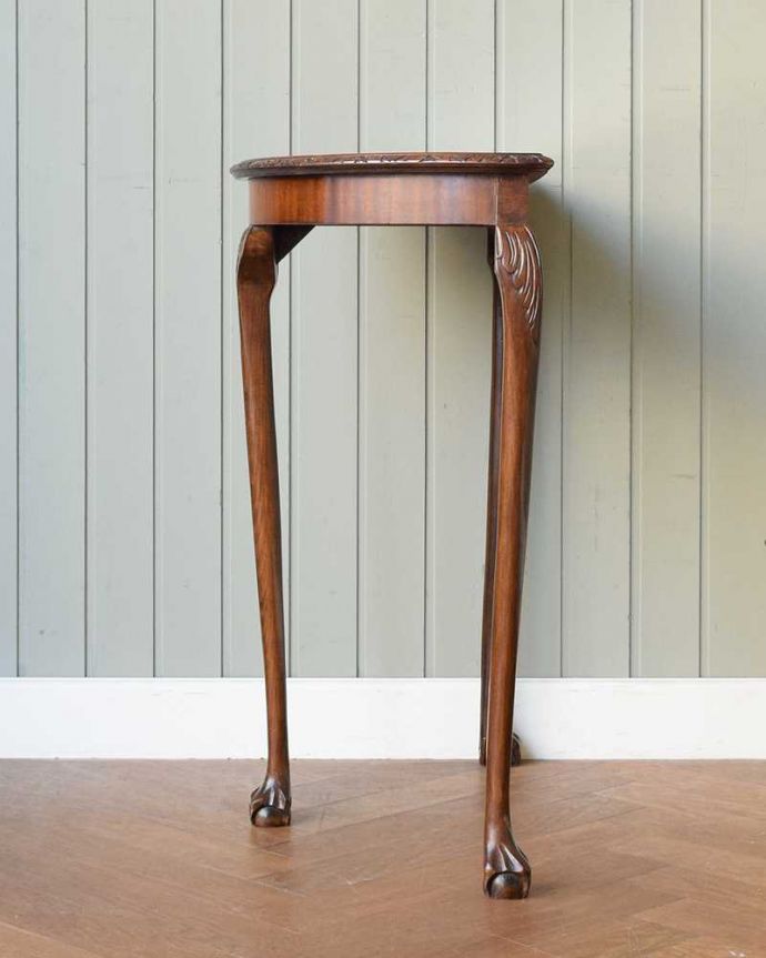 アンティークのテーブル　アンティーク家具　英国の美しいアンティーク家具、3本脚の半月型コンソールテーブル 。グルッと180度。(k-2576-f)