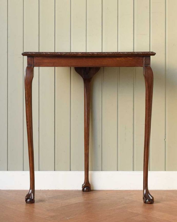 アンティークのテーブル　アンティーク家具　英国の美しいアンティーク家具、3本脚の半月型コンソールテーブル 。後ろ姿にも自信があります。(k-2576-f)