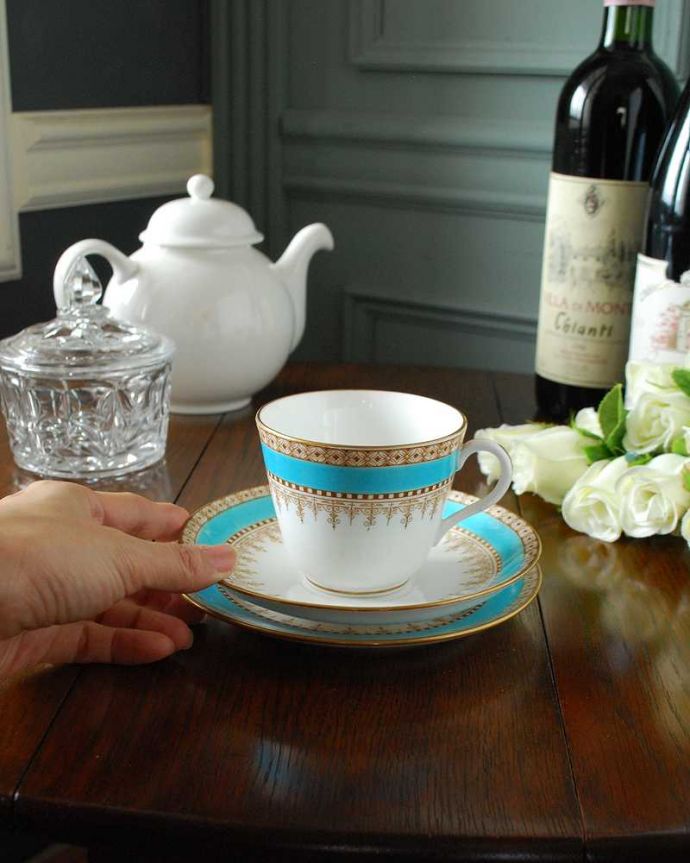 アンティーク 陶磁器の雑貨　アンティーク雑貨　ブルーラインが鮮やかなアンティークトリオ。お茶の時間をもっと優雅に･･･眺めているだけじゃもったいないので、実用的に使って下さい。(k-2576-z)