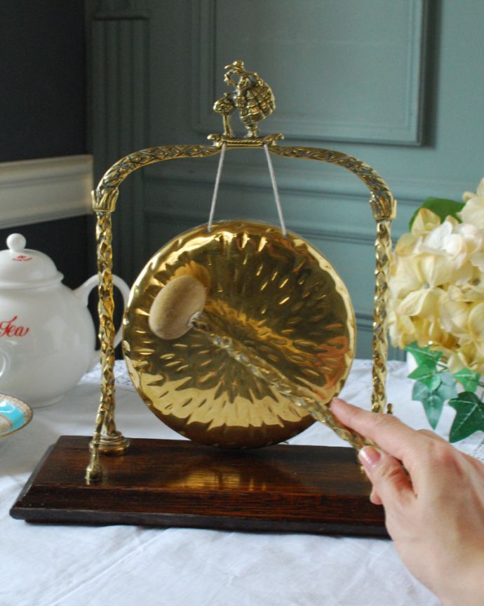 アンティーク 真鍮の雑貨　アンティーク雑貨　可愛い女の子モチーフが付いたイギリス輸入のアンティーク 真鍮の銅鑼（ドラ）。どんな音色かは届いてからのお楽しみです。(k-2577-z)