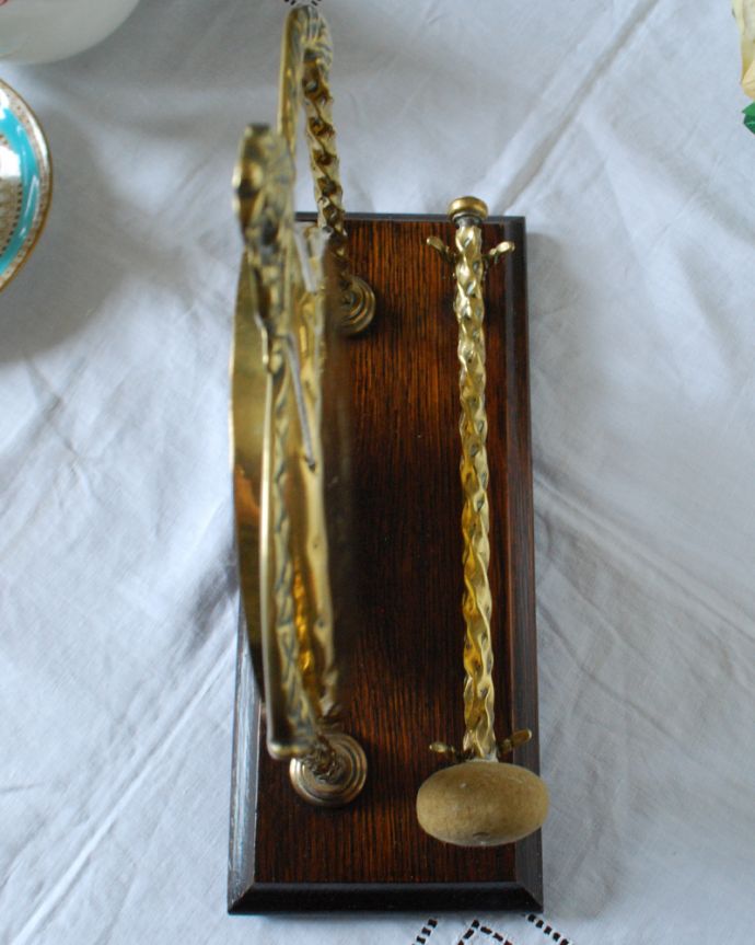 アンティーク 真鍮の雑貨　アンティーク雑貨　可愛い女の子モチーフが付いたイギリス輸入のアンティーク 真鍮の銅鑼（ドラ）。アンティークなので多少のキズ・汚れがある場合があります。(k-2577-z)