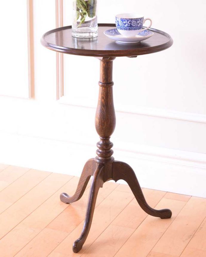 アンティークのテーブル　アンティーク家具　イギリスのお洒落なアンティーク家具、英国らしいワインテーブル。小さくてもアンティークの気品タップリ。(k-2581-f)