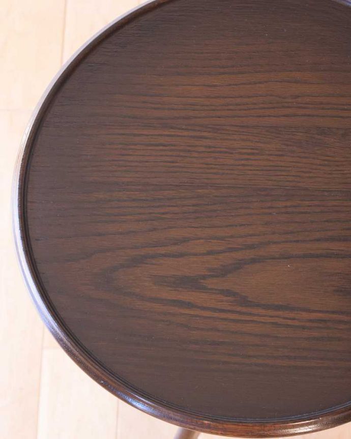 アンティークのテーブル　アンティーク家具　イギリスのお洒落なアンティーク家具、英国らしいワインテーブル。近づいてみると…木目もキレイな天板。(k-2581-f)