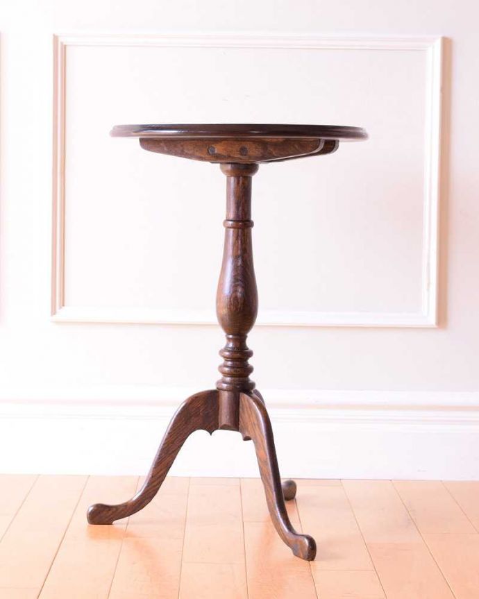 アンティークのテーブル　アンティーク家具　イギリスのお洒落なアンティーク家具、英国らしいワインテーブル。横から見ても優雅英国アンティークらしく横顔だって美しいんです。(k-2581-f)