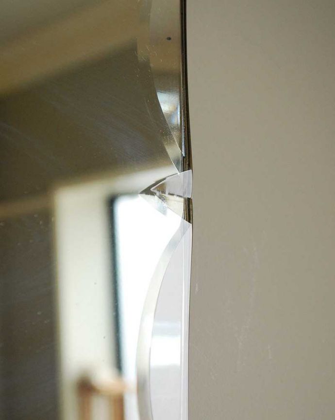 アンティーク ミラー（鏡）　アンティーク雑貨　お洒落なかたちの英国の壁掛け鏡、アンティークカッティングミラー。アンティークでしか手に入らないキラキラ感キラッと輝く美しい面取りがデザインになっているアンティークのミラー。(k-2584-z)