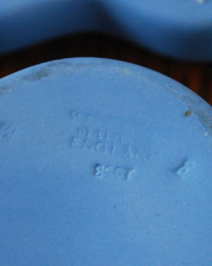 アンティーク 陶磁器の雑貨　アンティーク雑貨　アンティークジャスパーウェア、レリーフの美しいお花型フタ付き小物入れ（ブルー）。裏側には品質の証ひっくり返して見ると、ウェッジウッドのマークを見つけることが出来ます。(k-2591-z)