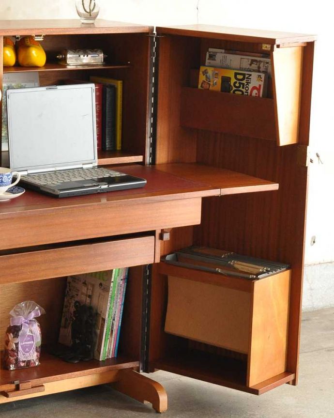 アンティークのデスク・書斎机　アンティーク家具　多機能なイギリスのヴィンテージ家具、ホームオフィス社のデスクキャビネット。収納も機能もたっぷり！まさに自宅のオフィスですデスク部分はもちろん、ありとあらゆる場所に細かく使いやすい収納＆アイデアがたっぷり詰みこまれた家具。(k-2592-f)
