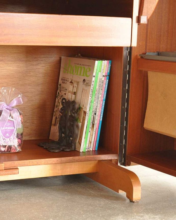 アンティークのデスク・書斎机　アンティーク家具　多機能なイギリスのヴィンテージ家具、ホームオフィス社のデスクキャビネット。A4サイズの雑誌も収納できる優等生雑誌まで収納できる高さ！本や雑誌もたっぷり収納出来ます。(k-2592-f)