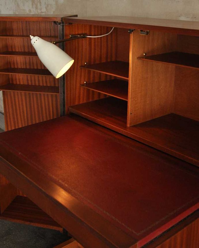 アンティークのデスク・書斎机　アンティーク家具　多機能なイギリスのヴィンテージ家具、ホームオフィス社のデスクキャビネット。デスクランプも付いています電気を付けると夜も雰囲気たっぷりです。(k-2592-f)
