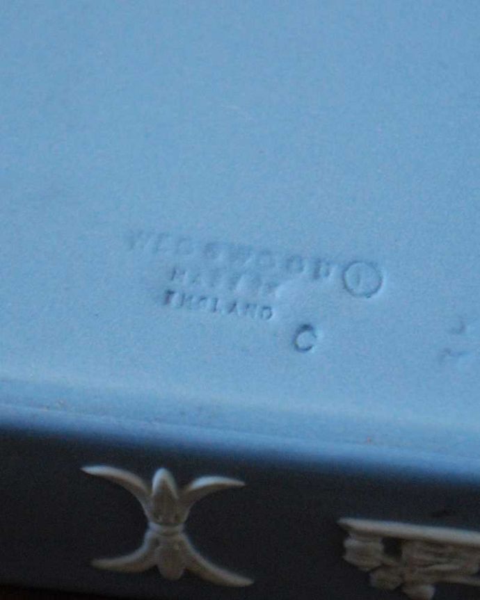 アンティーク 陶磁器の雑貨　アンティーク雑貨　アンティークのジャスパーウェアフタ付き小物入れ(四角)。裏側には品質の証ひっくり返して見ると、ウェッジウッドのマークを見つけることが出来ます。(k-2592-z)