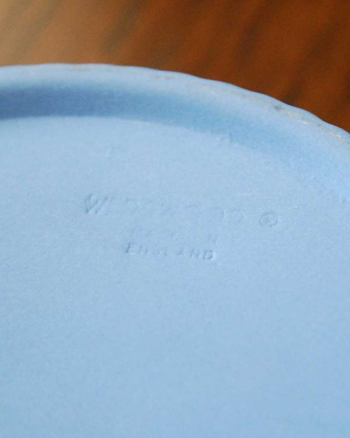 アンティーク 陶磁器の雑貨　アンティーク雑貨　アンティークウェッジウッドのジャスパーウェアのフタ付き小物入れ（ブルー） 。裏側には品質の証ひっくり返して見ると、ウェッジウッドのマークを見つけることが出来ます。(k-2593-z)